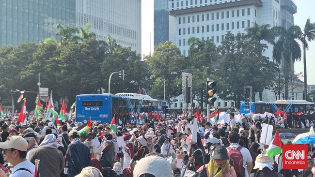 Warga berkumpul di Patung Kuda, Jakarta Pusat untuk mengikuti Aksi Bela Palestina, Minggu (12/10) pagi.