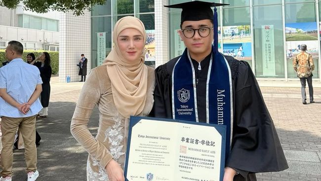 Putra Sambung Ahmad Dhani Jarang Tersorot, Ini 7 Potret Rafly Anak Mulan Jameela Lulus Kuliah
