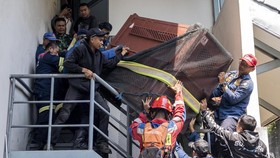 FOTO: Macan Tutul Masuk Hotel hingga Ledakan di Gedung Farmasi Tangsel