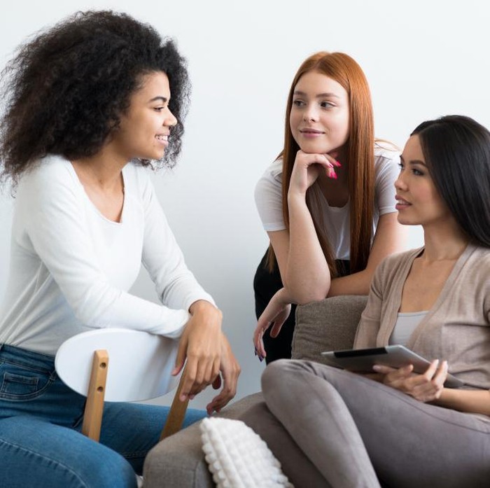 Teknik komunikasi cerdas bukan hanya soal menyusun argumen logis, tapi juga menjaga etika dalam berbicara. Diskusi tanpa rasa hormat hanya akan melahirkan jarak, bukan pemahaman. Menghormati batasan menjadi inti dari komunikasi yang matang.