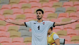 Kenapa Pemain Irak Tidak Kartu Merah Saat Tekel Ole Romeny?