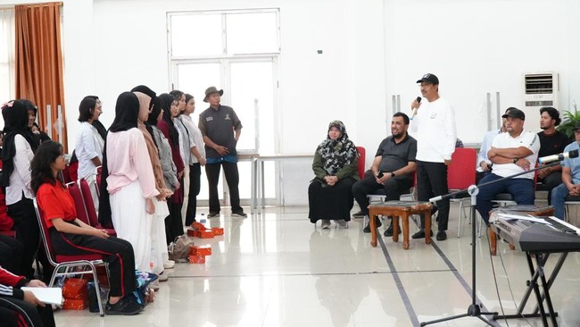 Mensos Gus Ipul menyampaikan rasa bangga menyaksikan perkembangan selama tiga bulan penyelenggaraan Sekolah Rakyat sejak Juli 2025.