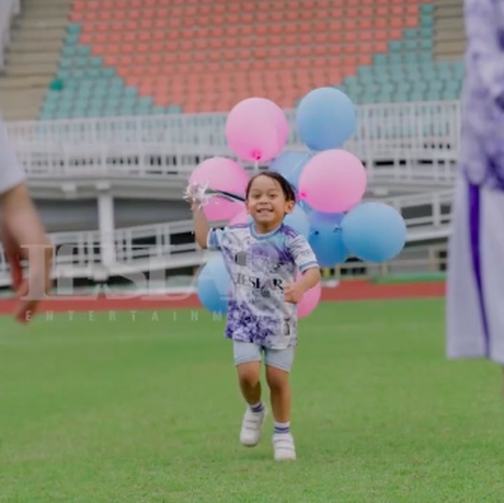 <p>Dalam video unggahan tersebut, Billar dan Lesti bersama kedua anak mereka berada di lapangan sepak bola. Mereka kompak mengenakan jersey ala pesepakbola. Si sulung yang akrab disapa Abang El memasukkan bola ke gawang yang dijaga ayahnya. (Foto: dok. Instagram @rizkybillar/@lestikejora)</p>