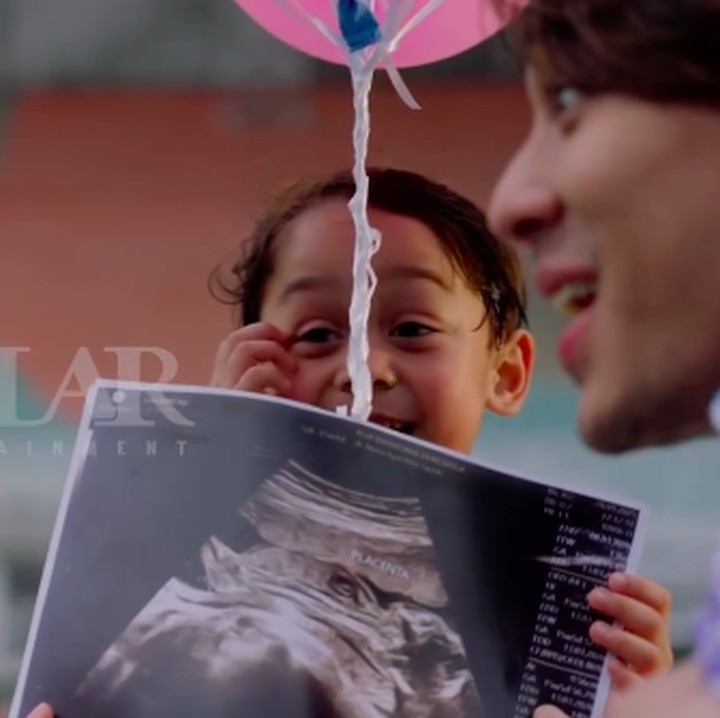 <p>Setelah berhasil, Abang El membawakan balon warna-warni dan hasil USG kepada Billar. "Alhamdulillah ada sebuah kabar baik dari kami yang akan kalian ketahui sesaat setelah menonton video ini sampai akhir," tulis Billar sebagai keterangan video unggahannya. Foto: dok. Instagram @rizkybillar/@lestikejora</p>