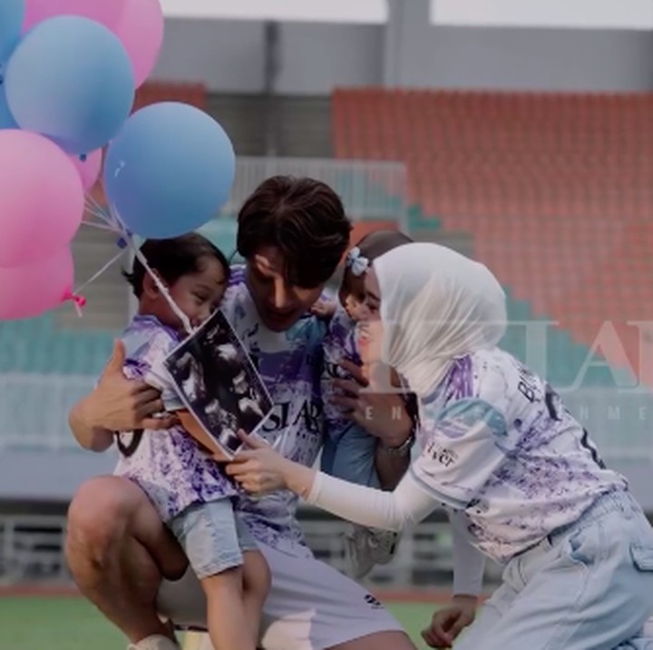 <p>Kehamilan ketiga ini menambah kebahagiaan keluarga Billar dan Lesti Kejora yang menikah pada Agustus 2021. Dalam video tersebut, Abang El bersyukur segera punya adik lagi. "Alhamdulillah, Abang punya adek lagi," ucap Abang El. Selamat, Bunda Lesti! (Foto: dok. Instagram @rizkybillar/@lestikejora)</p>
