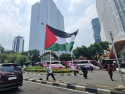 Massa Pekikkan Takbir-Bawa Bendera Palestina Besar Saat Demo Kedubes AS