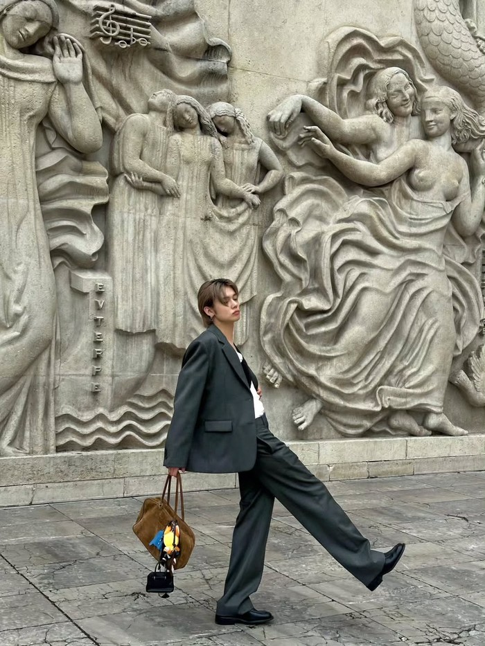 Menariknya, Yeonjun TXT juga mengenakan atasan putih wanita berbahan katun dengan detail renda, membuktikan bahwa gaya berpakaian tidak memiliki batasan gender dan setiap dari kita bebas mengekspresikan diri melalui fesyen./ Foto: instagram.com/yawnzzn