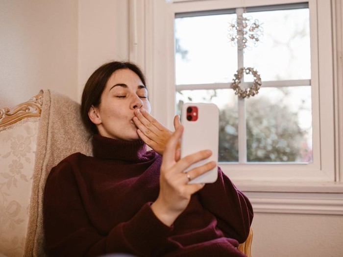 Menyempatkan waktu untuk video call sebelum tidur adalah salah satu cara terbaik menjaga kedekatan di tengah rutinitas padat. Tidak harus lama, cukup lima atau sepuluh menit untuk berbagi cerita tentang hari masing-masing.