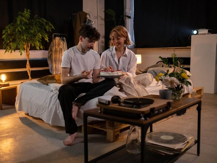 Kejutan tidak selalu harus mahal atau rumit. Kamu bisa mengirimkan makanan favorit pasangan ke kantornya, menuliskan pesan singkat di wadah bekal, atau mengirimkan foto lucu yang membuatnya tersenyum.