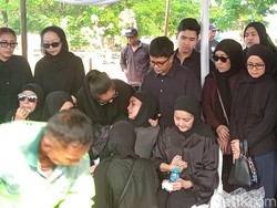 Video: Momen Olla Ramlan Pingsan saat Prosesi Pemakaman Ibunda