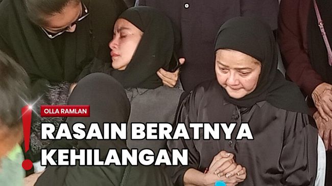 Kondisi Drop, Olla Ramlan Pingsan saat Sang Ibunda Dimakamkan