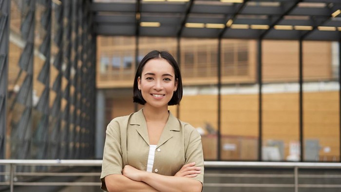 Untuk perempuan, tipe kepribadian paling langka bukan INFJ, melainkan INTJ dan ENTJ, dua tipe dengan karakter logis, strategis, dan mandiri.