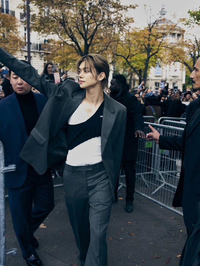 Selain itu, Oh Yura selaku penata gaya busana artis Korea bermarga Choi tersebut untuk pemotretan digital cover W KOREA x Miu Miu edisi Oktober 2025 merupakan orang yang sama yang mengkurasi pakaian Yeonjun TXT di PFW25./ Foto: instagram.com/yawnzzn