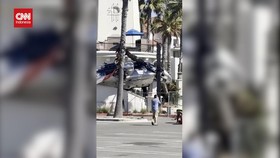 VIDEO: Penampakan Helikopter Nyangkut di Tangga California