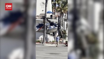 VIDEO: Penampakan Helikopter Nyangkut di Tangga California
