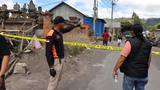 Duel maut di Desa Songan, Kintamani, Bali, menewaskan dua orang dan satu kritis. Tiga pelaku ditangkap, polisi selidiki motif dan kronologi kejadian.