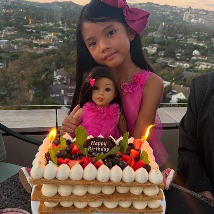 <p>Lahir pada 10 Oktober 2018, kini Amaira sudah berusia tujuh tahun, Bunda. Lewat unggahannya di Instagram, Farah Quinn membagikan momen bahagia sang putri, lengkap dengan kue ulang tahun dan boneka kesayangannya. (Foto: Instagram @farahquinnofficial)</p>
