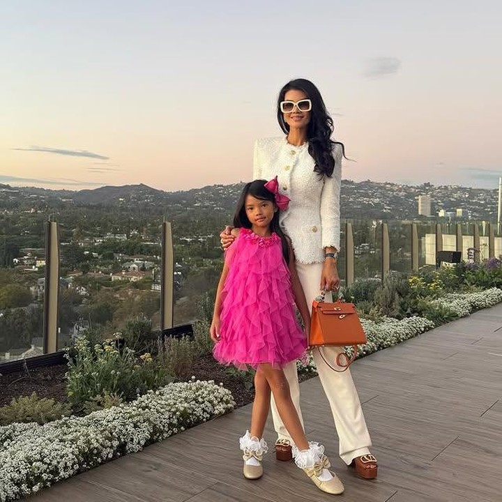 <p>Farah Quinn merayakan ulang tahun putri bungsunya itu di Beverly Hills, tepatnya di sebuah hotel mewah bernama Waldorf Astoria. Farah bercerita bahwa sang putri sendirilah yang meminta untuk menginap di tempat istimewa tersebut. "Amaira berulang tahun yang ke-7 kemarin. Dia ingin merayakannya bersama bonekanya &lsquo;Little A&rsquo; dan merasakan pengalaman <em>American Girl</em>&nbsp;di&nbsp;<em>@waldorfbevhills</em>," tulis Farah Quinn melalui Instagramnya. (Foto: Instagram @farahquinnofficial)</p>