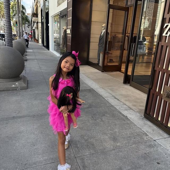 <p>Pada momen spesialnya ini, Amaira tampil begitu cantik mengenakan <em>dress</em> serta pita berwarna pink yang membuatnya semakin terlihat anggun. Ia pun kini tumbuh menjadi gadis berparas manis mewarisi pesona dari sang Bunda, Farah Quinn. (Foto: Instagram @farahquinnofficial)</p>