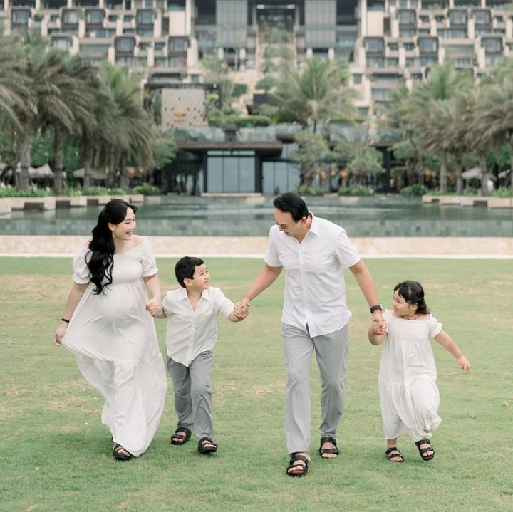 <p>Di foto lainnya, pasangan ini mengunggah momen spesial dengan kedua anak mereka, yakni Yosafat Abimanyu Purnama dan Sarah Eliana Purnama. Di potret ini, Yosafat mengenakan pakaian yang dengan model yang sama dengan ayahnya, sedangkan Sarah memakai gaun putih yang mirip sang Bunda. Keempatnya terlihat begitu bahagia bisa menghabiskan waktu bersama. "Ini dada isinya kamu semua," tulis Ahok dan Puput dalam unggahan ini. (Foto: Instagram @btpnd)</p>