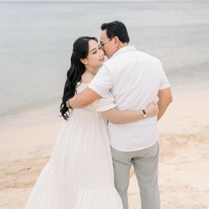 <p>Basuki Tjahaja Purnama atau dikenal Ahok kembali mengunggah potret kebersamaannya dengan sang istri uput Nastiti Devi. Di foto ini, keduanya mengabadikan momen romantis dengan pemandangan pantai dan laut yang indah, Bunda. Ahok dan Puput juga tampil serasi mengenakan baju bernuansa warna putih. (Foto: Instagram @btpnd)</p>