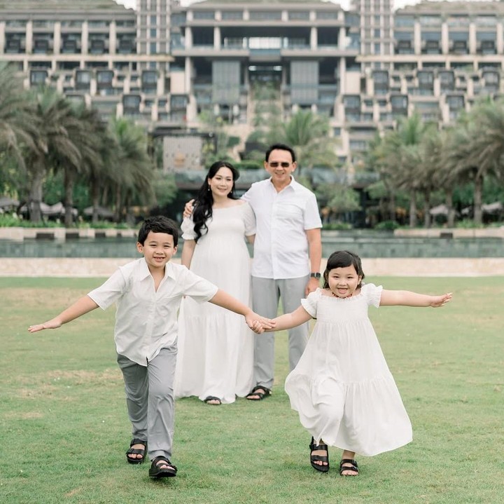 <p>Di foto keluarga ini, penampilan Puput menjadi sorotan netizen. Perut Puput terlihat besar dan banyak netizen menduga istri Ahok ini tengah hamil anak ketiga. Dugaan semakin diperkuat oleh foto profil Instagram di mana Yosafat dan Sarah tampak memeluk perut ibundanya. (Foto: Instagram @btpnd)</p>