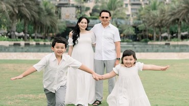 img-title Hamil Anak Ketiga, Babybump Puput Nastiti Istri Ahok Disorot