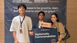 Jarang Tersorot, 7 Potret Anak Bunga Zainal & Sukhdev Singh Dapat Penghargaan Internasional