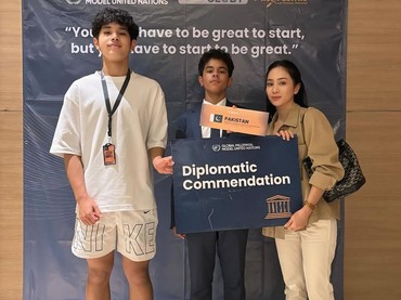 img-title Jarang Tersorot, 7 Potret Anak Bunga Zainal & Sukhdev Singh Dapat Penghargaan Internasional