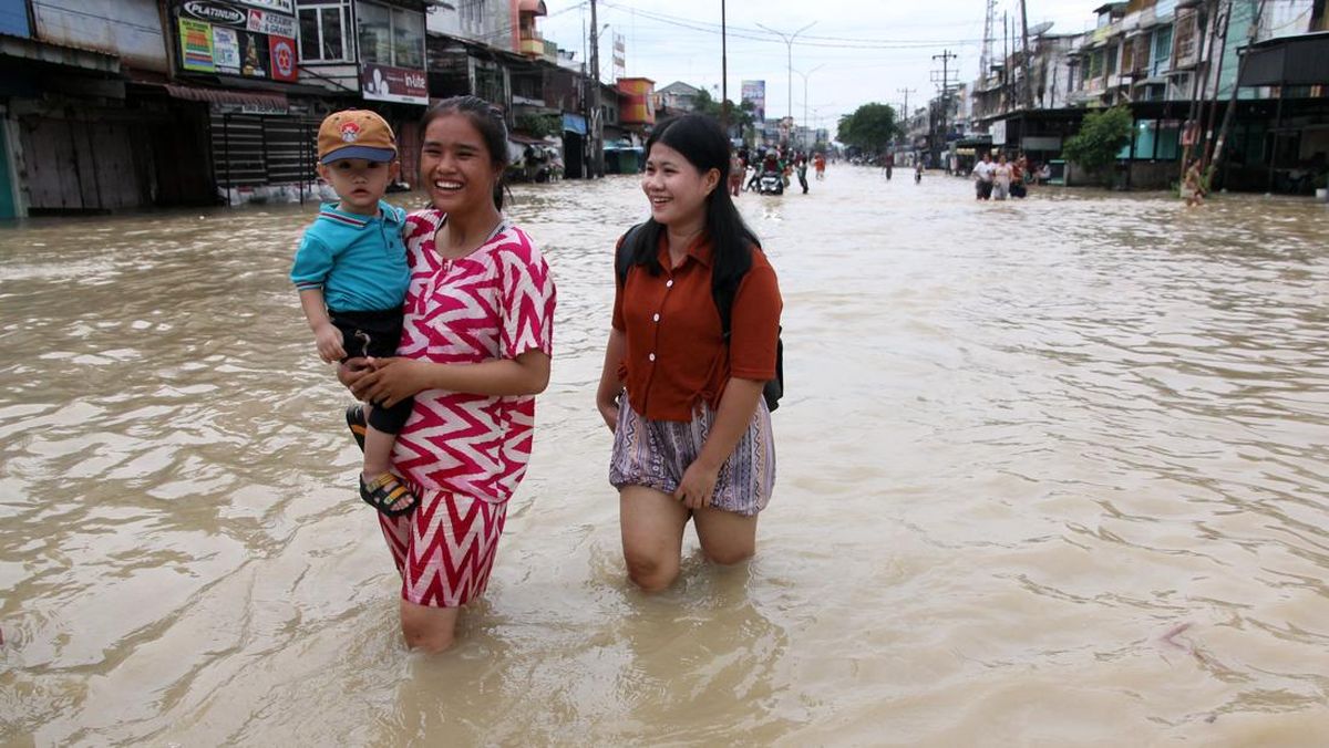 Banjir Kepung Kota Medan, Warga Naik ke Lantai 2 Rumah