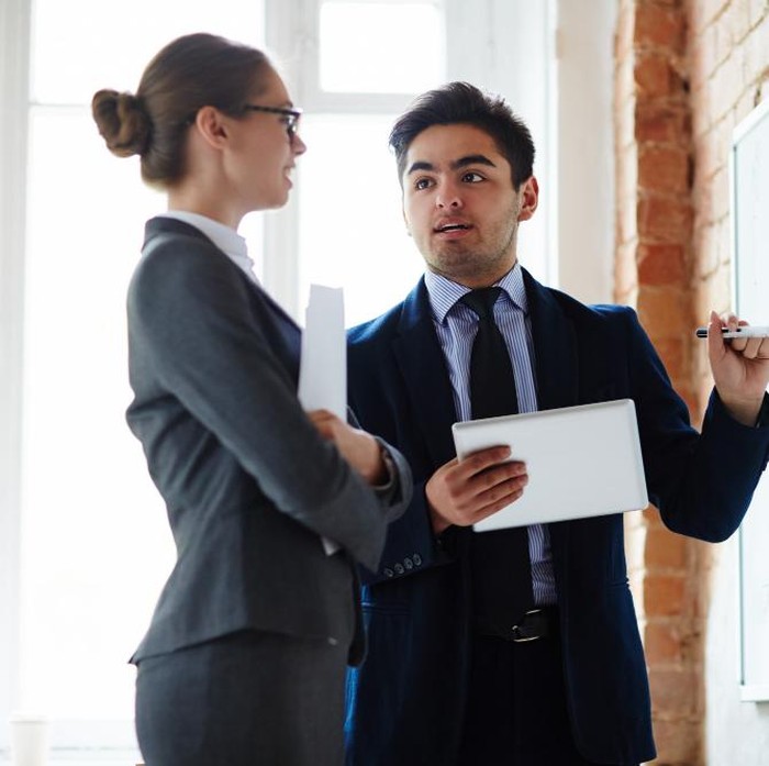 Seseorang yang berani mengambil tanggung jawab menunjukkan kematangan dan integritas, dua hal penting dalam kepemimpinan. Ia tidak mencari kambing hitam saat terjadi kesalahan, melainkan fokus mencari solusi dan belajar dari pengalaman.