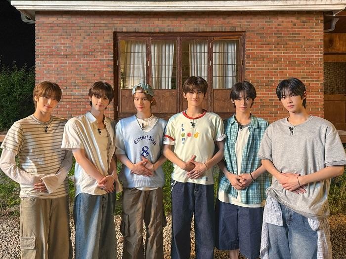 TWS merilis album bertajuk play hard pada Senin, (13/10/2025). Meski album ini menyoroti upaya-upaya baru, identitas unik TWS tetap utuh.