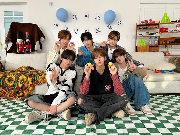 Beberapa anggota TWS seperti Jihoon dan Dohoon berpartisipasi dalam penulisan lagu di album play hard.