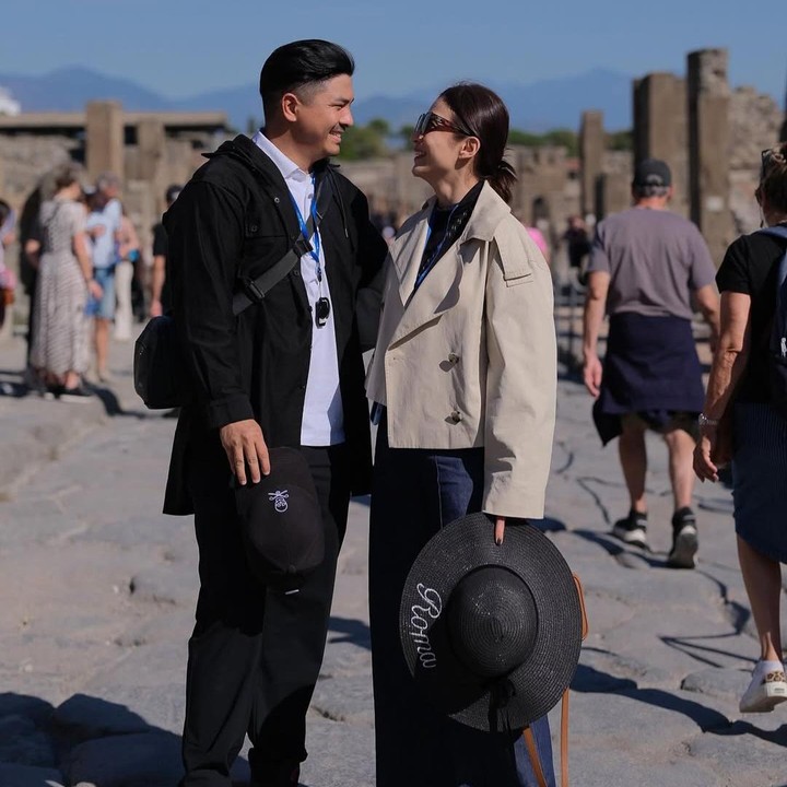 <p>Kebahagiaan tengah menyelimuti pasangan Chelsea Olivia dan Glenn Alinskie yang kini tengah menikmati liburan di Italia. Namun, liburan kali ini tampaknya berbeda karena mereka tidak membawa kedua anaknya, Bunda. (Foto: Instagram@chelseaoliviaa)</p>