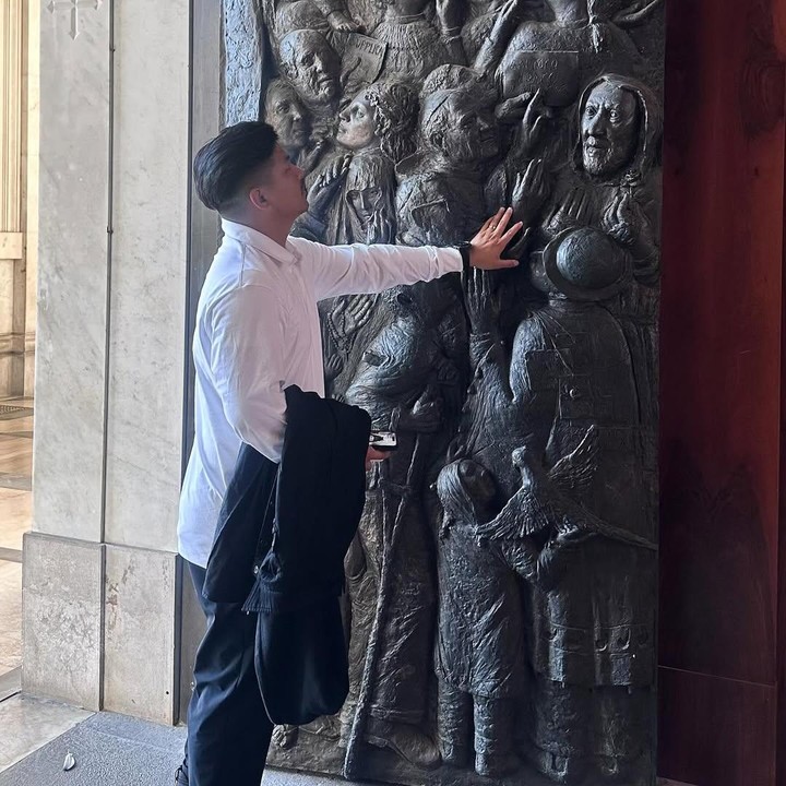 <p>Pasangan yang menikah pada 1 Oktober 2015 itu terlihat menyusuri kota Pompeii, Italia. Bahkan, mereka juga mengunjungi beberapa tempat, salah satunya adalah gereja katolik dengan bangunan yang megah bak kastil kerajaan.&nbsp;(Foto: Instagram@chelseaoliviaa)</p>