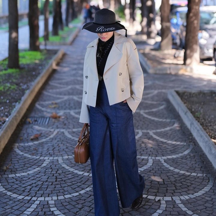<p>Baik Chelsea dan sang suami tampaknya tak ingin melewatkan kesempatan untuk berpose memperlihatkan <em>outfit out the day</em> (OOTD) seperti foto berikut. Chelsea terlihat bak turis kece menggunakan celana jeans kulot dan sepatu boots heels.&nbsp;(Foto: Instagram@chelseaoliviaa)</p>