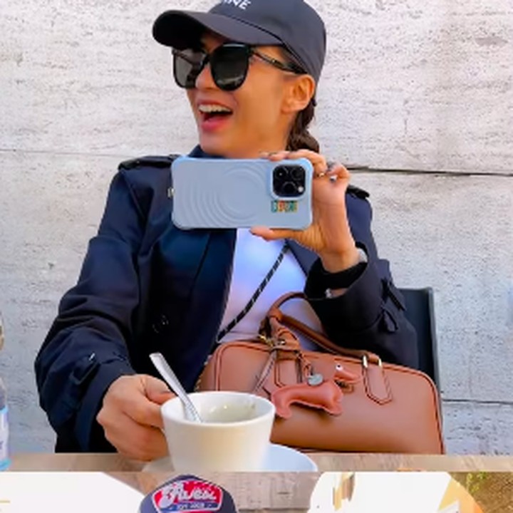 <p>Pada kesempatan ini, mereka juga meluangkan waktu untuk mencoba kopi di cafe setempat. Seperti biasa, Chelsea dan Glenn tampaknya tak pernah absen memamerkan keromantisan mereka dengan saling merekam satu sama lain saat minum kopi.&nbsp;(Foto: Instagram@glennalinskie)</p>