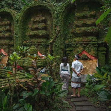 7 Momen Khidmat Dian Sastro & Suami Konglomerat Jalani Ritual Adat Hindu