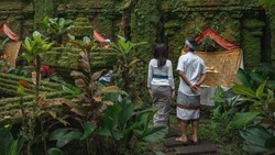 7 Momen Khidmat Dian Sastro & Suami Konglomerat Jalani Ritual Adat Hindu