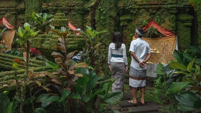 7 Momen Khidmat Dian Sastro dan Suami Konglomerat Jalani Ritual Adat Hindu