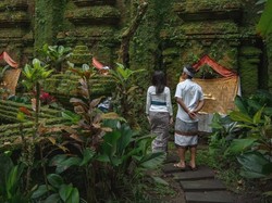 7 Momen Khidmat Dian Sastro & Suami Konglomerat Jalani Ritual Adat Hindu