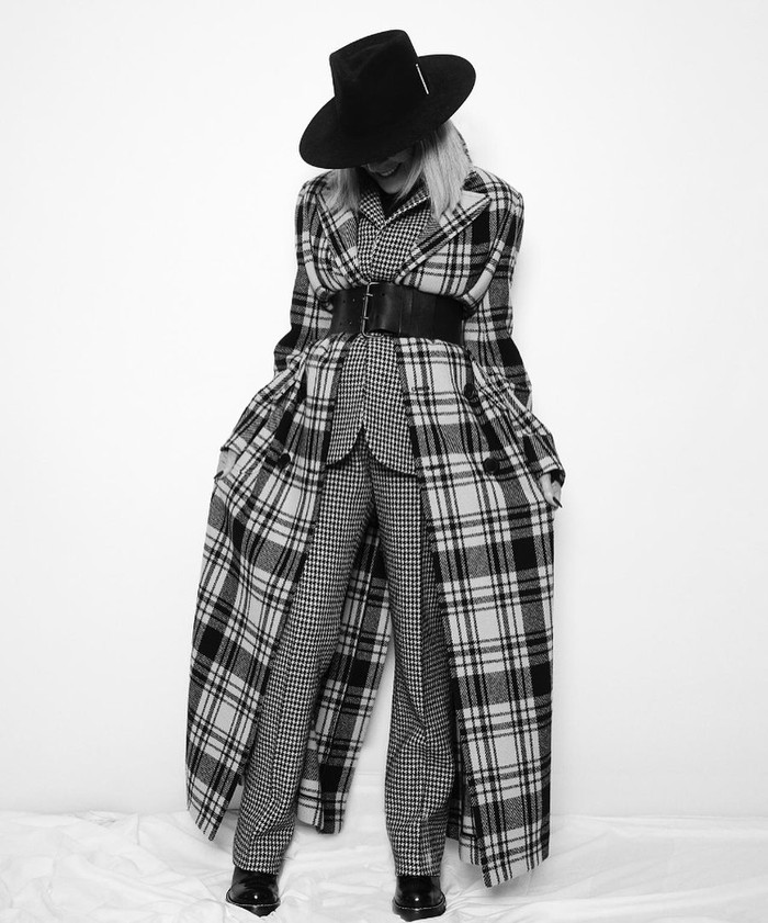 Diane Keaton mengenakan statement belt. Penampilannya maksimalis sambil memainkan motif.