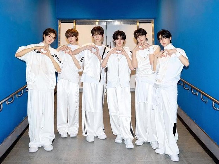 Judul album play hard dari TWS mencerminkan semangat untuk mencurahkan seluruh jiwa muda dan gairah di dalamnya.