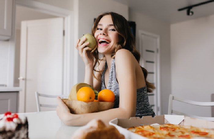 Hal pertama yang sebaiknya dihindari setelah jam 5 sore adalah makan berlebihan. Demi mencegah makan berlebihan di malam hari, pastikan kamu untuk makan cukup di siang harimu. Ini dapat mencegah kebiasaan kalap makan yang justru berdampak pada kenaikan berat badan.