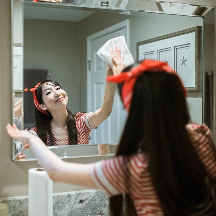 Cancer suka menciptakan suasana hangat dan aman di rumah. Sangat perhatian dengan detail kecil.