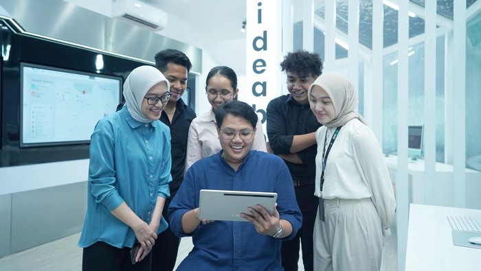 AI mengubah kebutuhan tenaga kerja, sementara UMKM berpeluang menciptakan lapangan kerja baru.