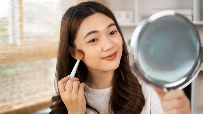 Tren Toasted Makeup, Wajah Glowing dengan Riasan Warna Hangat