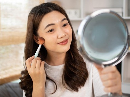 Tren Toasted Makeup, Wajah Glowing dengan Riasan Warna Hangat