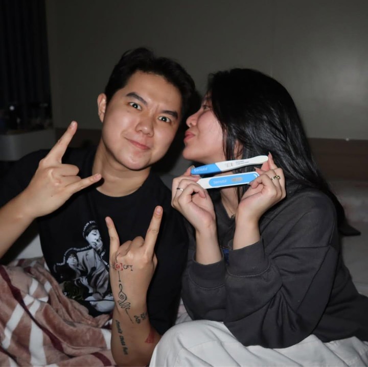 <p>Kabar pengumuman kehamilan pertama Eve ini banyak menuai ucapan selamat dari para netizen, Bunda. Beberapa di antaranya ikut bahagia mendengar pasangan ini bakal menjadi orang tua. "Selamat kak eve," tulis akun _ps***. "Selamat buat kalian berdua," ujar @ev***. "congraaatsss mami papiii, sehat2 mami &amp; debayyy," ungkap akun @he***. (Foto: Instagram @evelynchrestella/ @juansennnnn)</p>