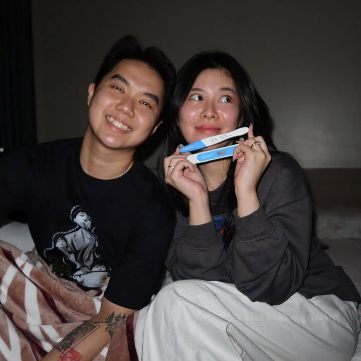 <p>Melalui unggahan di Instagram, Eve mengunggah fotonya bersama sang suami saat memamerkan hasil test pack positif. Keduanya mengumumkan kehamilan pertama setelah hampir dua tahun menikah. "Selamat ges kalian bakal jadi onti ongkel onlen," tulis Eve, dikutip dari Instagram @evelynchrestella. (Foto: Instagram @evelynchrestella/ @juansennnnn)</p>